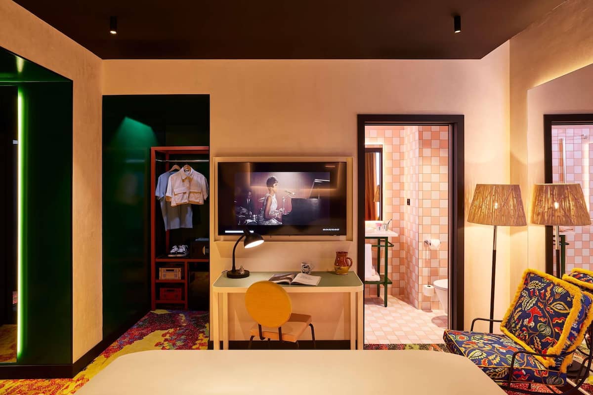 Habitación familiar, 1 cama matrimonial y sofá cama | Edredón, camas con pillow-top y minibar