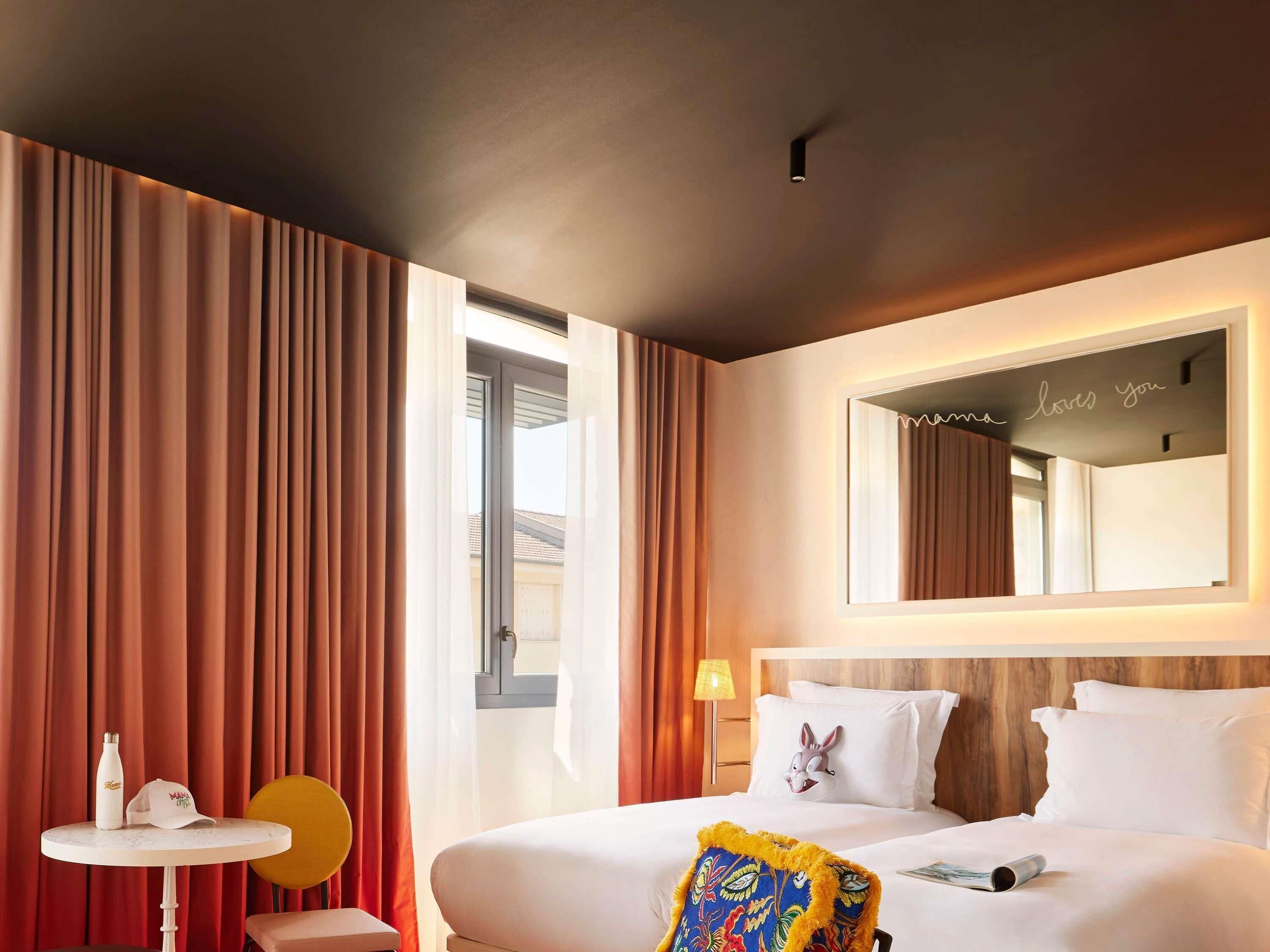 Tomannsrom, 2 enkeltsenger | Dundyner, senger med overmadrass, minibar og safe på rommet