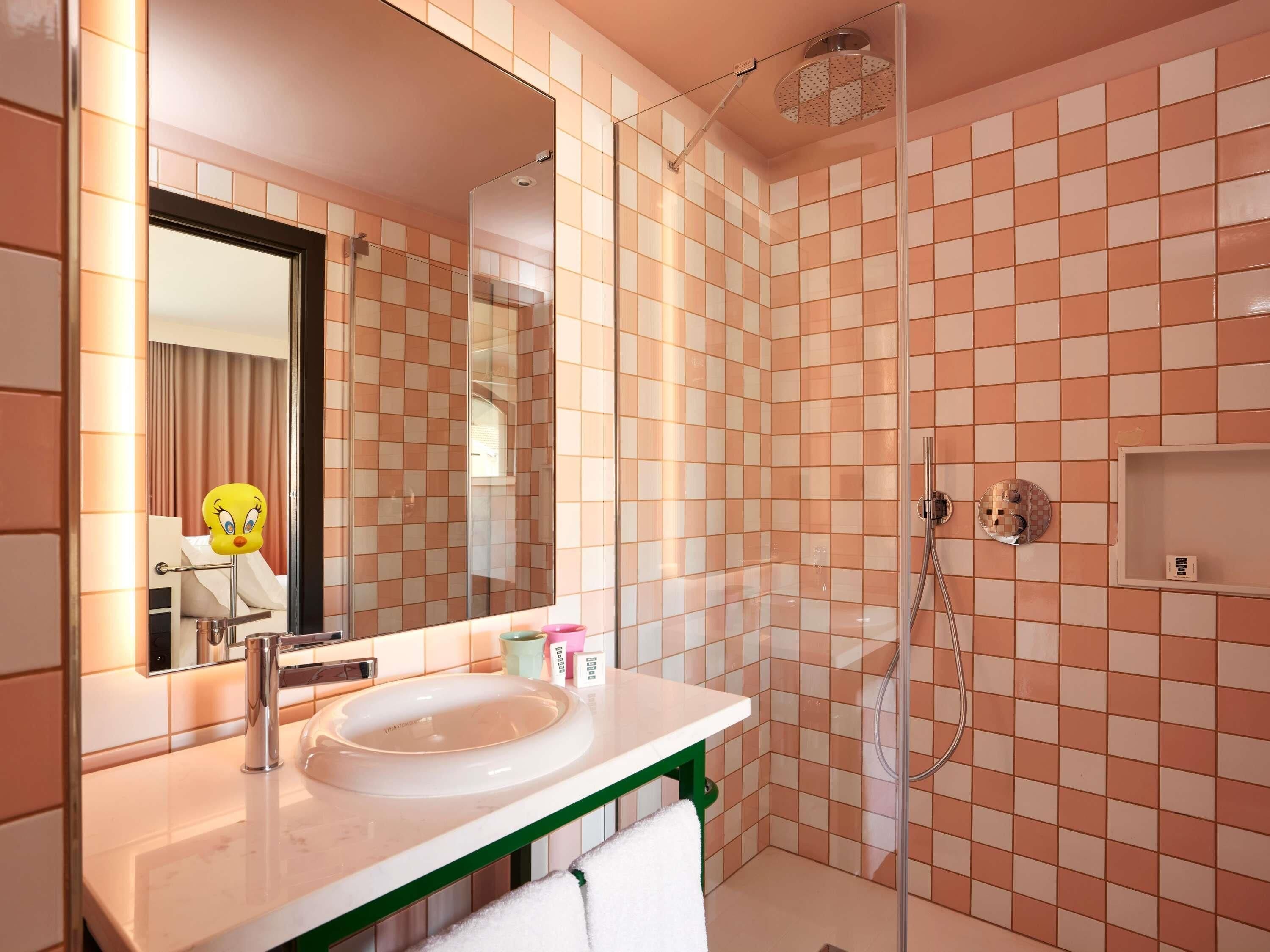 Room, 1 Queen Bed (Large) | Down comforters, pillowtop beds, minibar, in-room safe