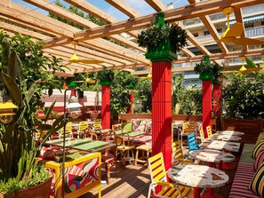 2 bars/lounges