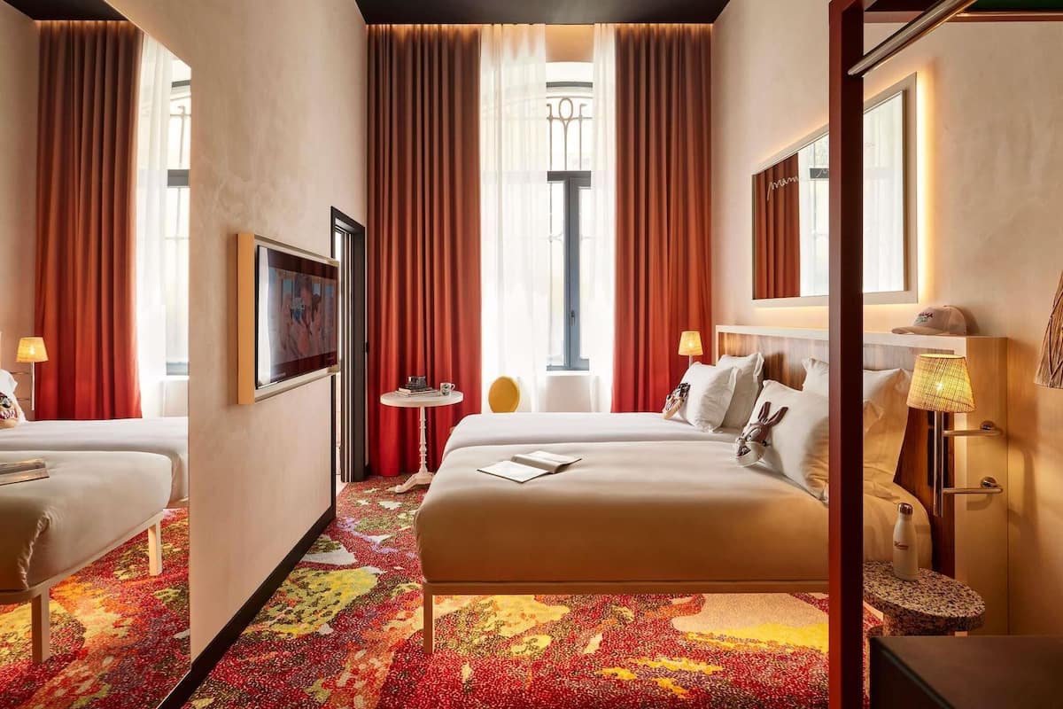 Twin Room, 2 twin Beds (Medium) | Down comforters, pillowtop beds, minibar, in-room safe