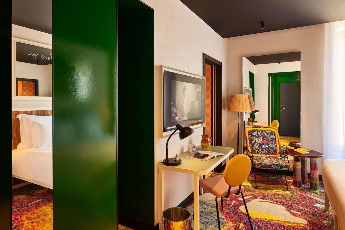 Familierom, 1 dobbeltseng med sovesofa | Dundyner, senger med overmadrass, minibar og safe på rommet