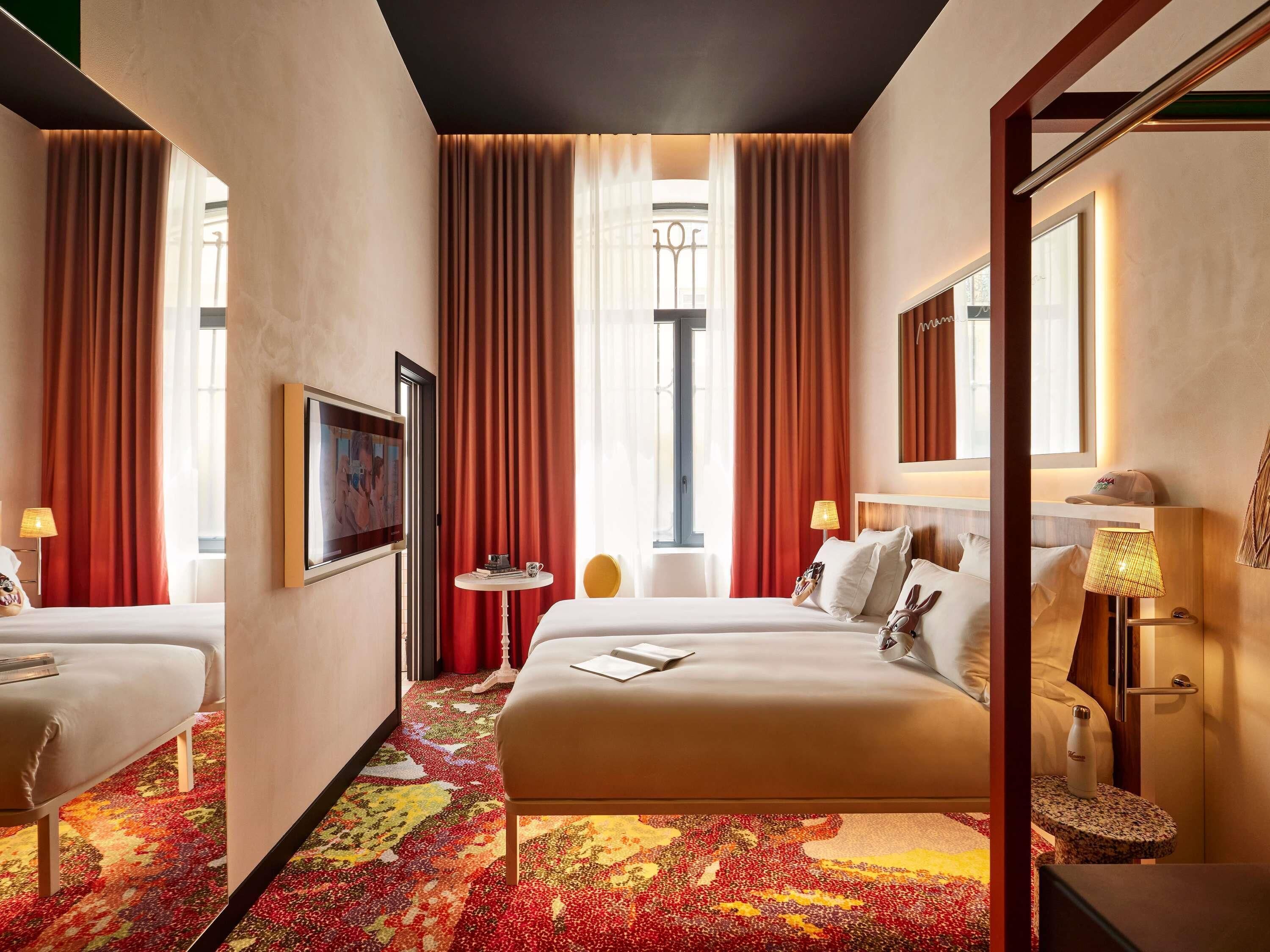 Tomannsrom, 2 enkeltsenger | Dundyner, senger med overmadrass, minibar og safe på rommet