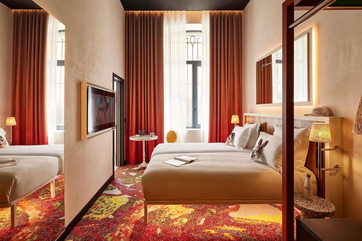 Tomannsrom, 2 enkeltsenger | Dundyner, senger med overmadrass, minibar og safe på rommet