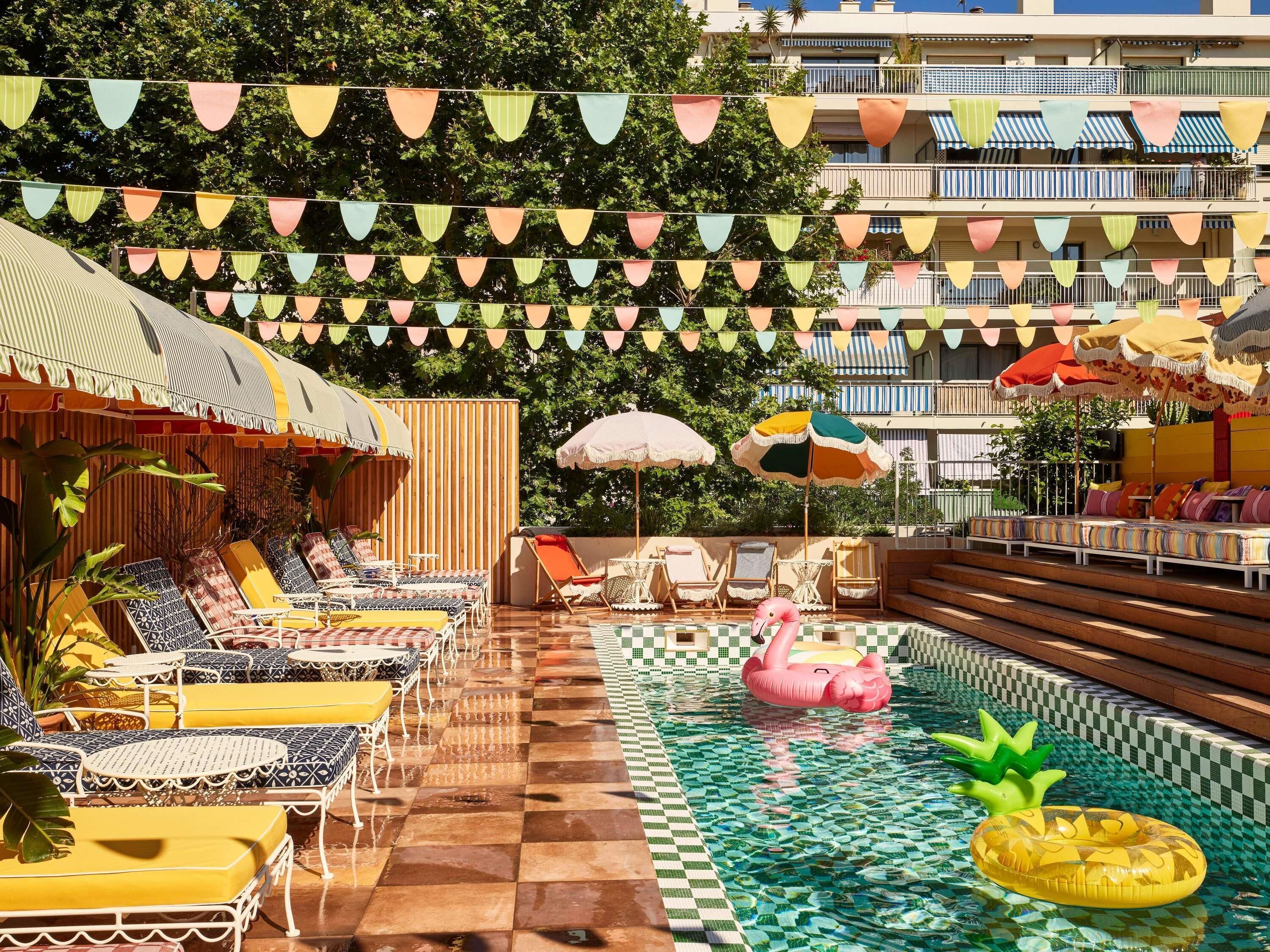 Piscine extérieure, cabanons gratuits, parasols de plage