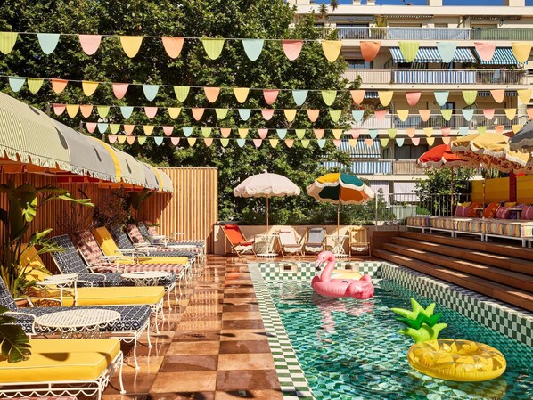 Piscine extérieure, cabanons gratuits, parasols de plage