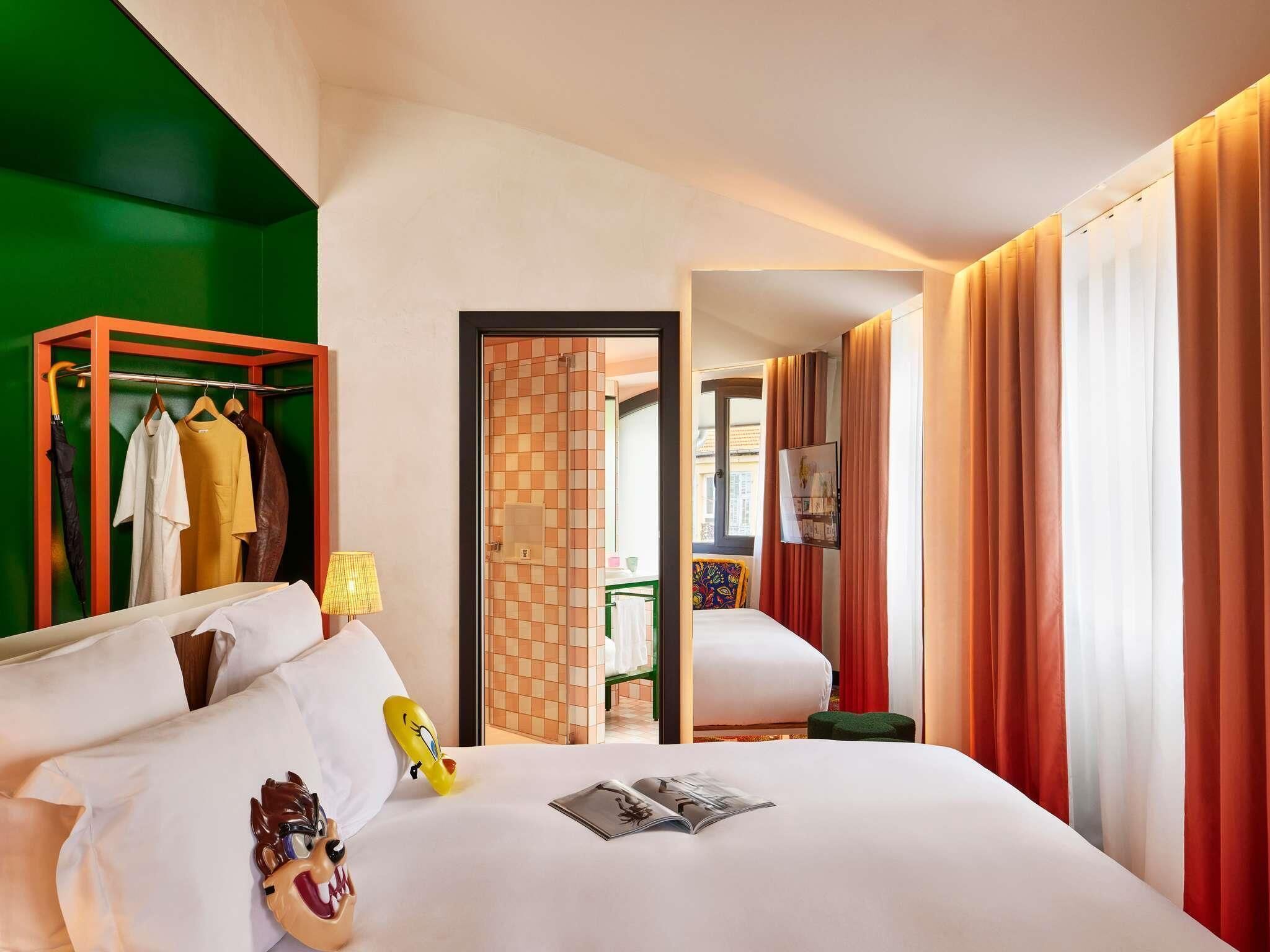 Room, 1 Queen Bed (Large) | Down comforters, pillowtop beds, minibar, in-room safe