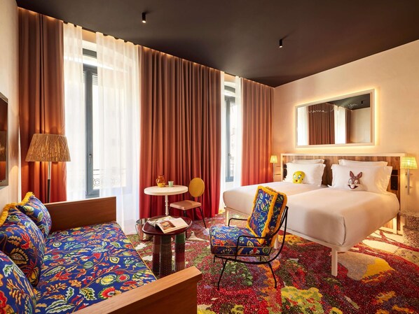 ผ้านวมขนเป็ด, เตียงพร้อมฟูกเสริมที่นอน, มินิบาร์, ตู้นิรภัยในห้องพัก