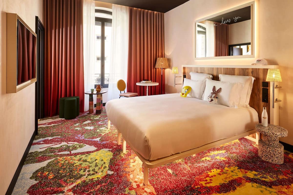 Chambre 1 grand lit, accessible aux personnes à mobilité réduite (Large) | Couette en duvet, lit avec matelas à plateau-coussin, minibar