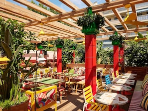 2 bars/lounges