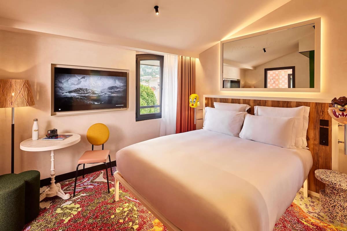 Rom, 1 dobbeltseng | Dundyner, senger med overmadrass, minibar og safe på rommet