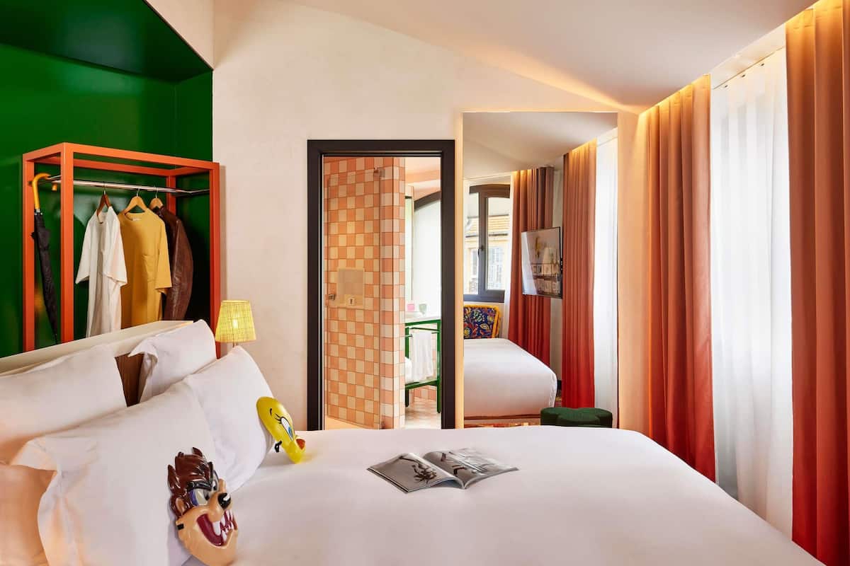 Rom, 1 queensize-seng | Dundyner, senger med overmadrass, minibar og safe på rommet