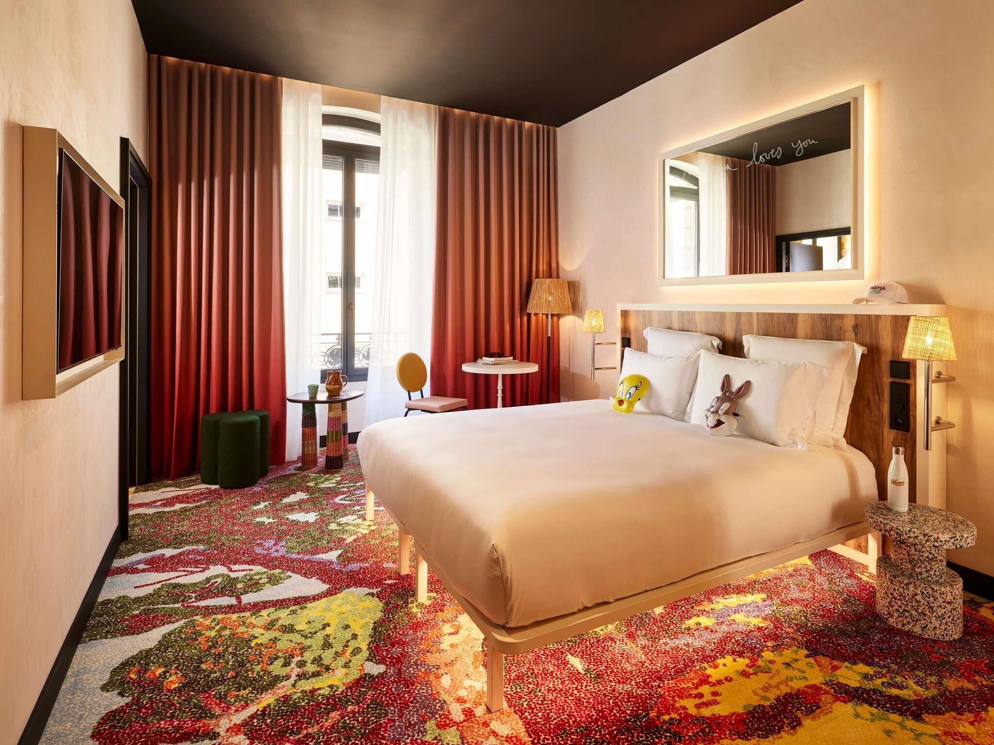 Room, 1 Queen Bed, Accessible (Large) | Down comforters, pillowtop beds, minibar, in-room safe
