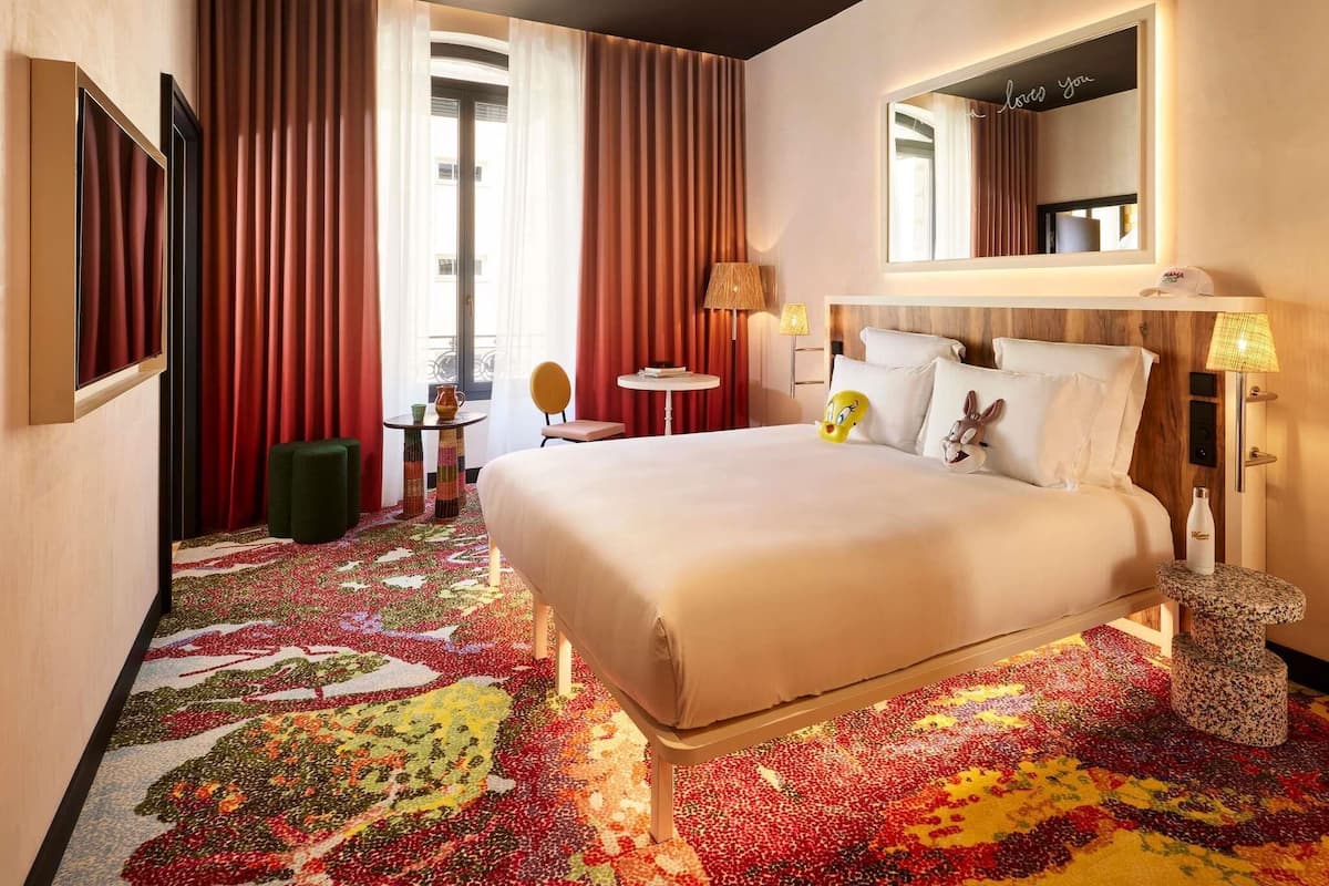 Room, 1 Queen Bed, Accessible (Large) | Down comforters, pillowtop beds, minibar, in-room safe