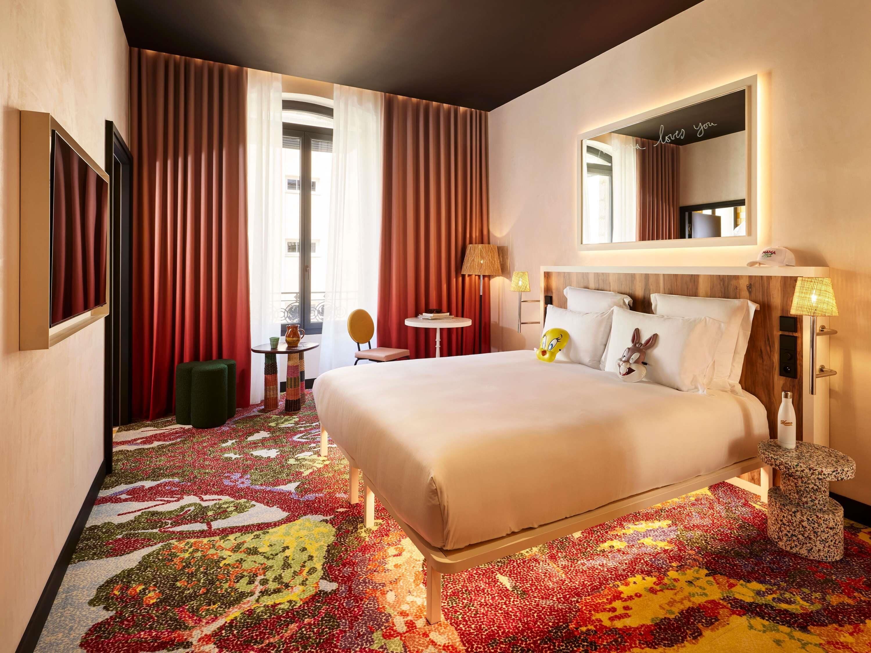 Room, 1 Queen Bed, Accessible (Large) | Down comforters, pillowtop beds, minibar, in-room safe