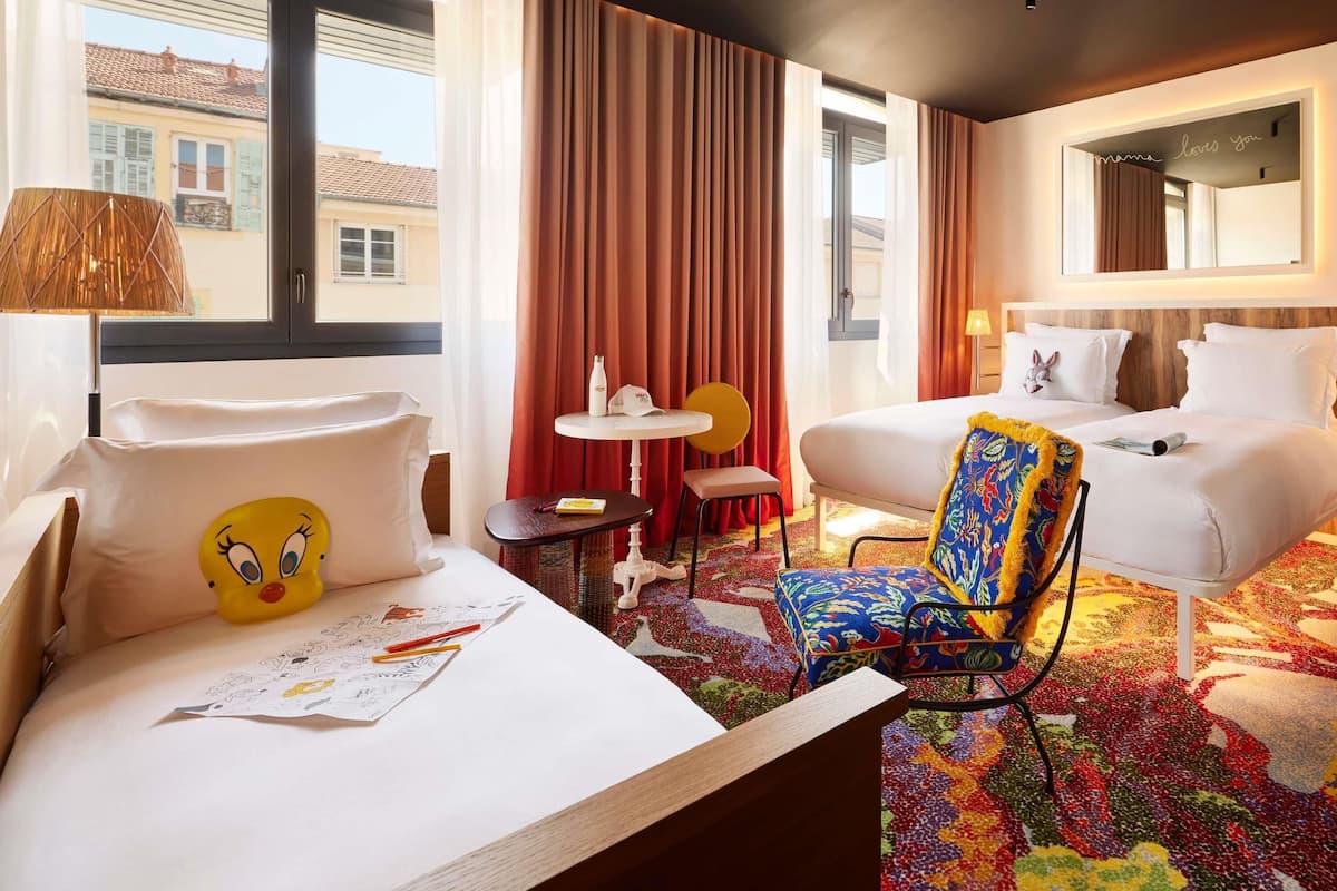 Tremannsrom, 3 enkeltsenger | Dundyner, senger med overmadrass, minibar og safe på rommet