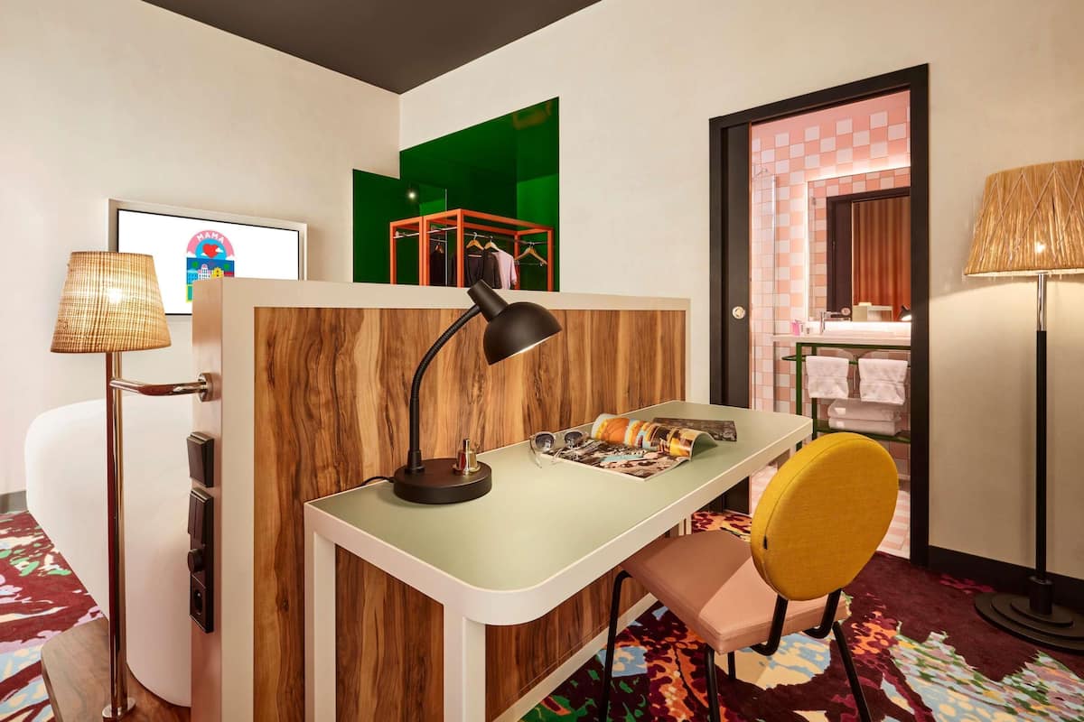 Habitació, 1 llit doble | Cobrellits, matalassos amb encoixinament addicional i minibar