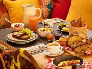 อาหารเช้าแบบบุฟเฟ่ต์ทุกวัน (EUR 21.00 ต่อคน)