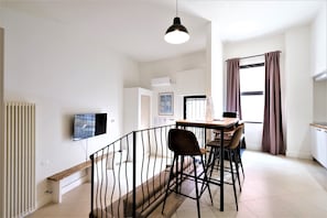 Departamento urbano | Área de sala de estar | Televisión de pantalla plana de 35 pulgadas con canales vía satélite