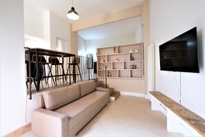 Departamento urbano | Área de sala de estar | Televisión de pantalla plana de 35 pulgadas con canales vía satélite