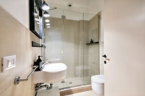 City Apartment | Bathroom | Shower, hair dryer, bidet, towels - Wine Apartments Florence Amarone (Florence)