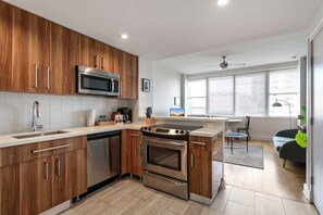 Geladeira, micro-ondas, fogão, cooktop