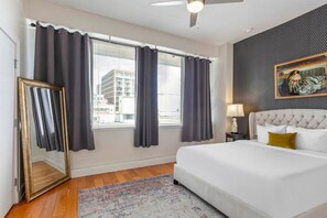 1 sovrum, strykjärn/strykbräda och sängkläder