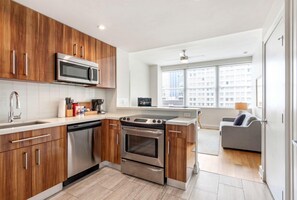 Réfrigérateur, micro-ondes, four, plaque de cuisson