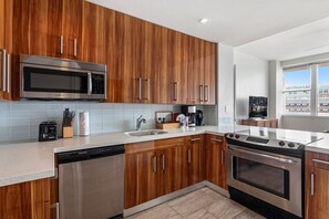 Fridge, microwave, oven, stovetop - French Quarter Elegance: Stylish 1BR Living Space with Pool (New Orleans)