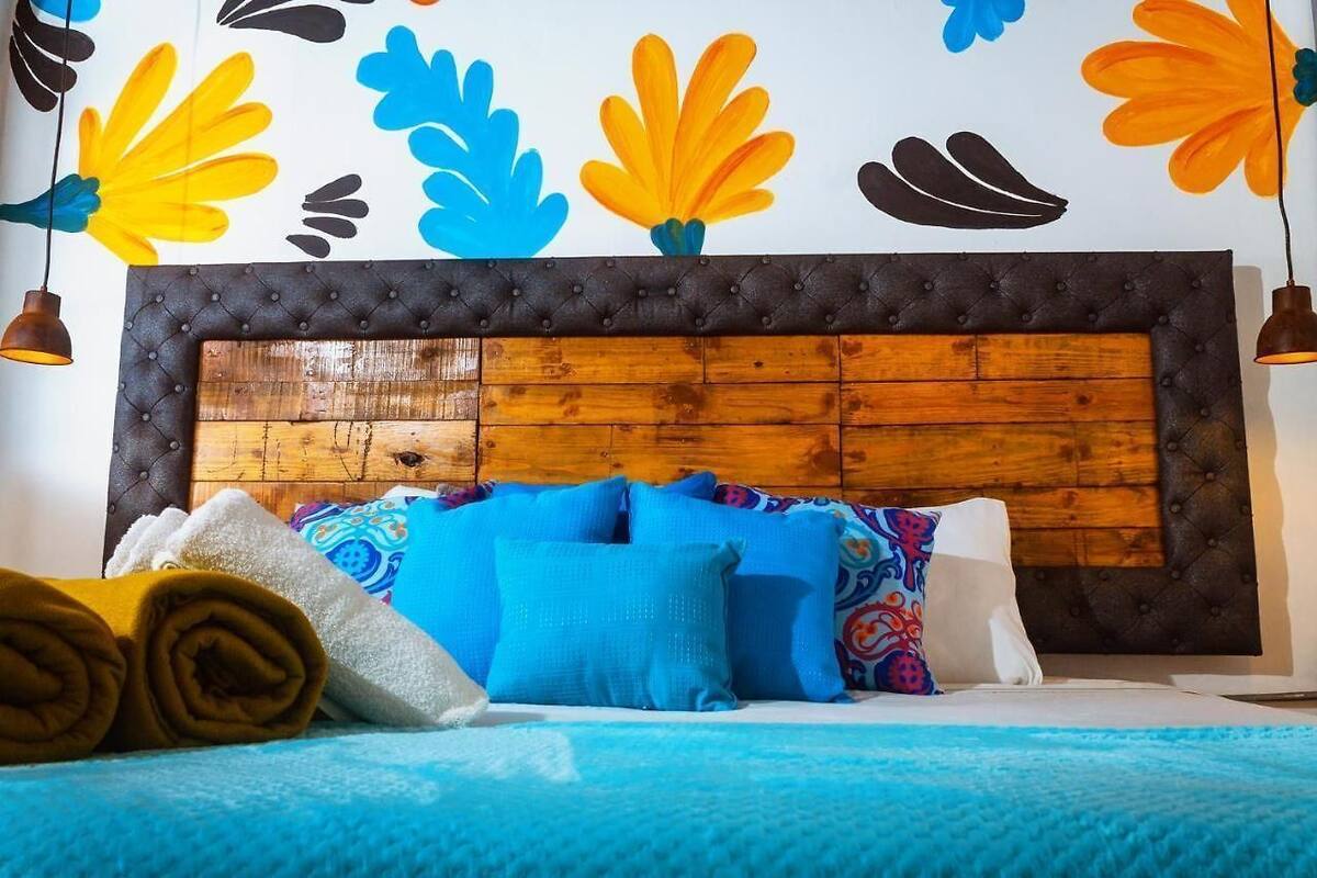 Quarto econômico | Escrivaninha, Wi-Fi de cortesia