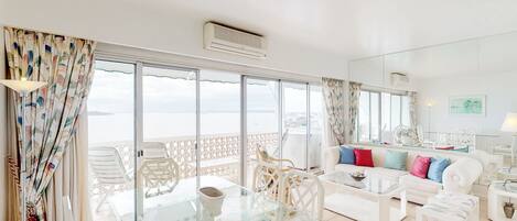 Apartment | Ruang tamu | TV skrin rata