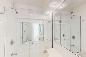 Căn hộ | Phòng tắm | Buồng tắm vòi sen, máy sấy tóc, khăn tắm, giấy vệ sinh 