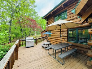 Outdoor dining - Log Cabin Oasis With Air Conditioned Treehouse on 20 Acres - Sleeps 32+  (Golden)
