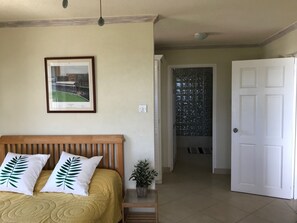 2 bedrooms, free WiFi, bed sheets - Stunning 2-bed Apartment in Silver Sands sea Views (Silver Sands)