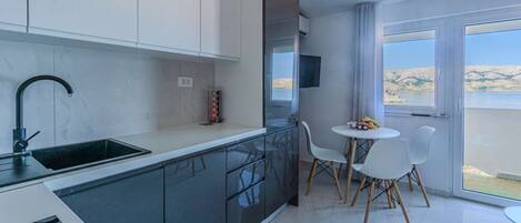 Kylskåp, mikrovågsugn, ugn och spishäll