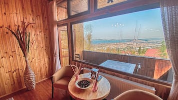 Kamar Panorama, pemandangan danau | 2 kamar tidur, tirai kedap cahaya, dan Wi-Fi gratis