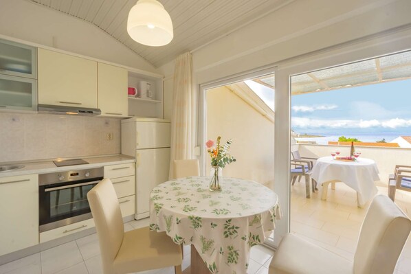 Frigorifero, forno, piano cottura, macchina per tè/caffè