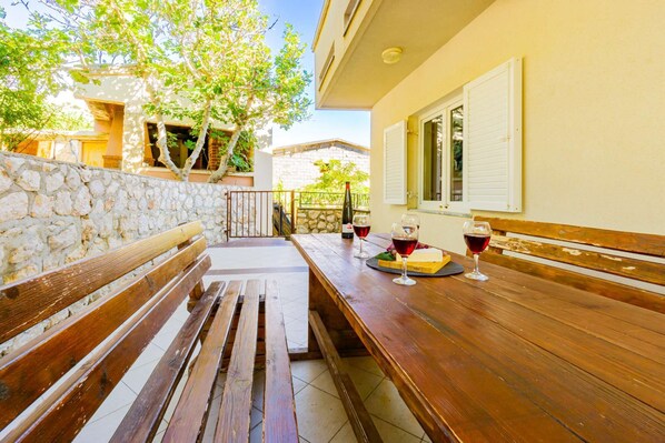 Outdoor dining - Apartment directly at the beach, free WiFi (Metajna)