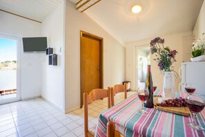 Dining - Apartment directly at the beach, free WiFi (Metajna)