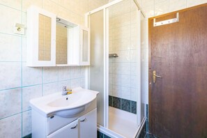 Shower, towels - Apartment directly at the beach, free WiFi (Metajna)