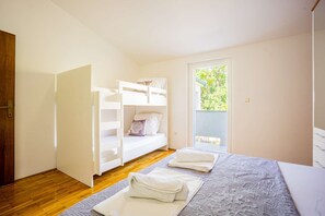 2 bedrooms, iron/ironing board, WiFi, bed sheets