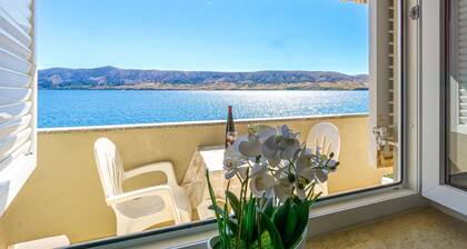 Apartment directly at the beach with sea view, free WiFi