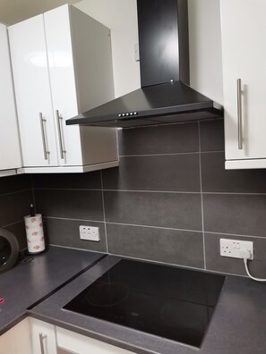 Fridge, microwave, oven, stovetop - Newly Renovated Cosy 1bedroom flat in Wellingborough, free parking,  (Wellingborough)