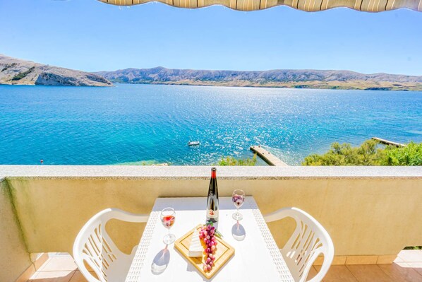 Outdoor dining - Apartment directly at the beach with sea view, free WiFi (Metajna)