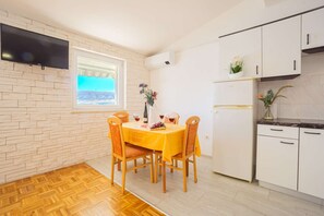 Dining - Apartment directly at the beach with sea view, free WiFi (Metajna)