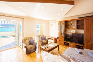 1 habitación, tabla de planchar con plancha, wifi y ropa de cama