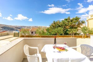 تناول الطعام بالخارج