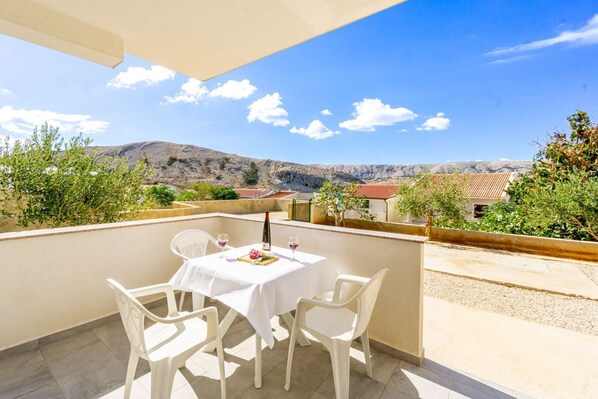 تناول الطعام بالخارج