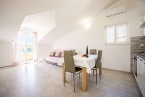 Dining - Beautiful apartment with sea views, boat buoy, free WiFi (Metajna)