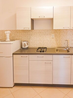 Kjøleskap, mikrobølgeovn, kokeplater og kaffetrakter/tekoker